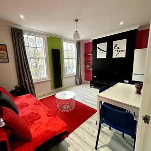 Apartment The Hidden Gem *2-bed Apt*, London