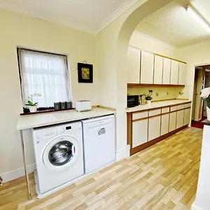 Holiday home Barking House Sleeps 11 - Parking - Train Tube - Airport, London