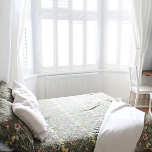 Homestay Stylish Ensuite Room 15 Mins To Central London, London